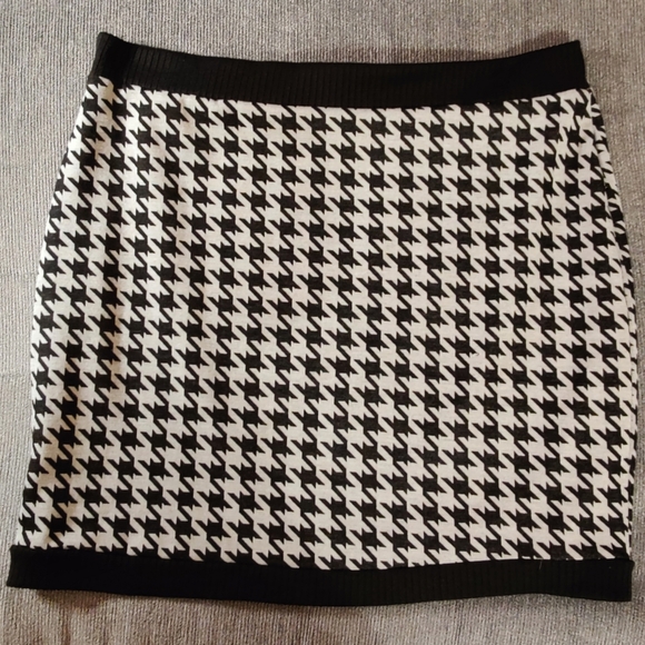 Luna Chix Houndstooth Mini Skirt - Picture 2 of 4